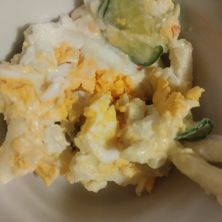 茹で卵ときゅうりが入ったポテトマカロニサラダ